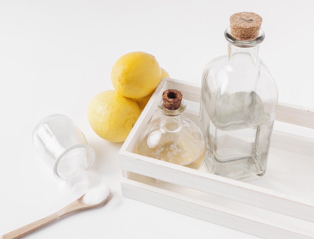 Как убрать налет и запах в унитазе: лайфхак с аптечной маской и лимоном