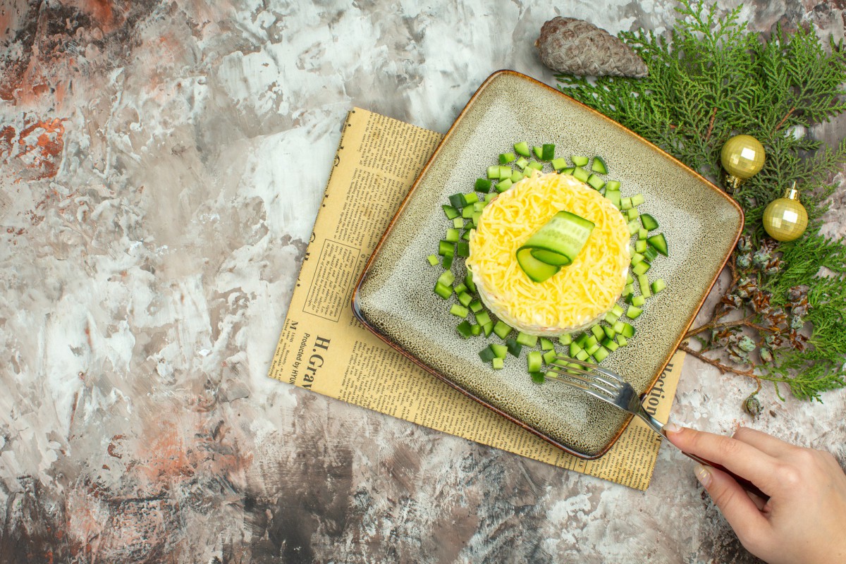 Салат из шпрот: быстрый и вкусный рецепт для всей семьи