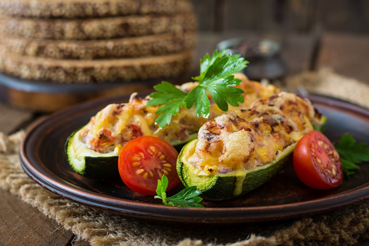 Запечённая курица с картофелем: идеальный ужин для всей семьи!