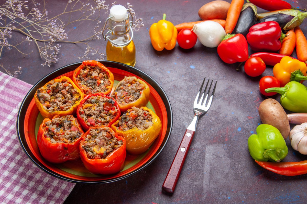 Запечённые котлеты в сладких перцах: сочное и яркое блюдо