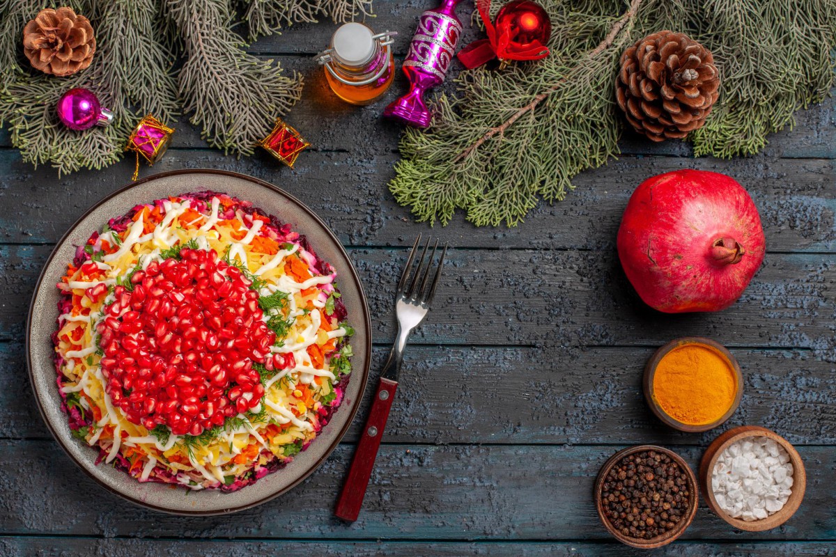 Новогодний кулинарный шедевр: салат с ананасами и курицей, который покорит всех гостей!