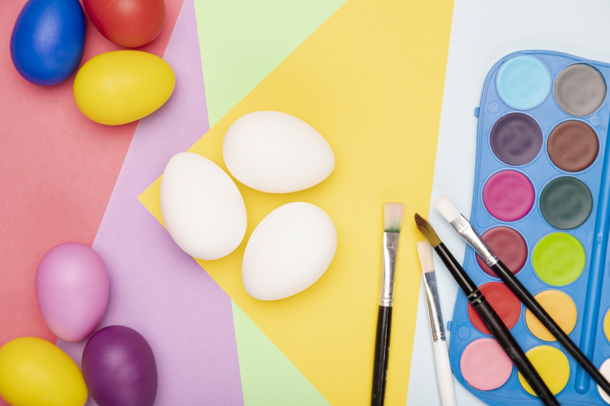 Пасхальные яйца с узорами: волшебство канцелярских резинок