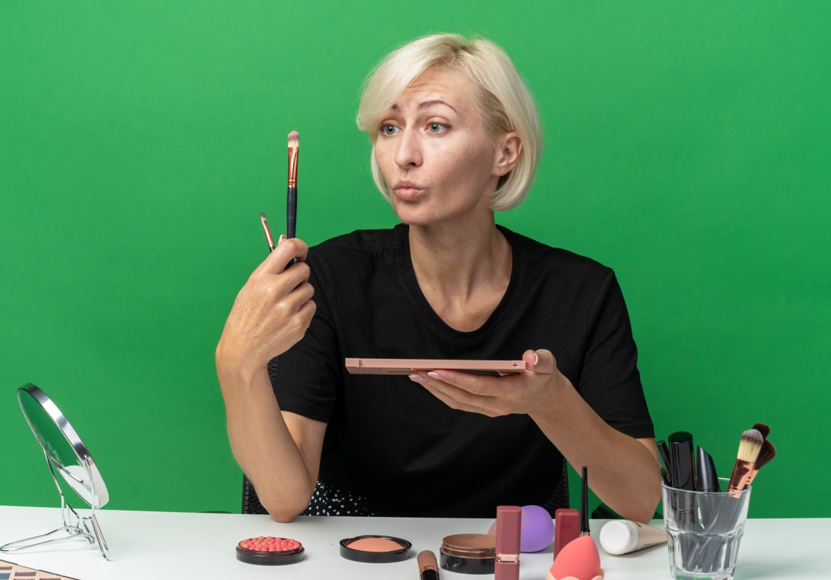 Как не выглядеть старше своих лет: советы визажиста для женщин 55+