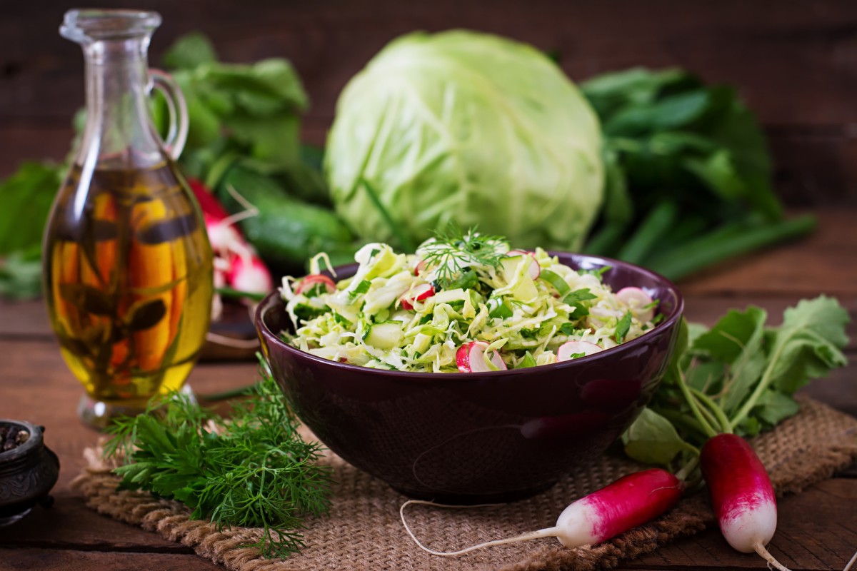 Салат с пекинской капустой и зелёным горошком: просто и полезно!