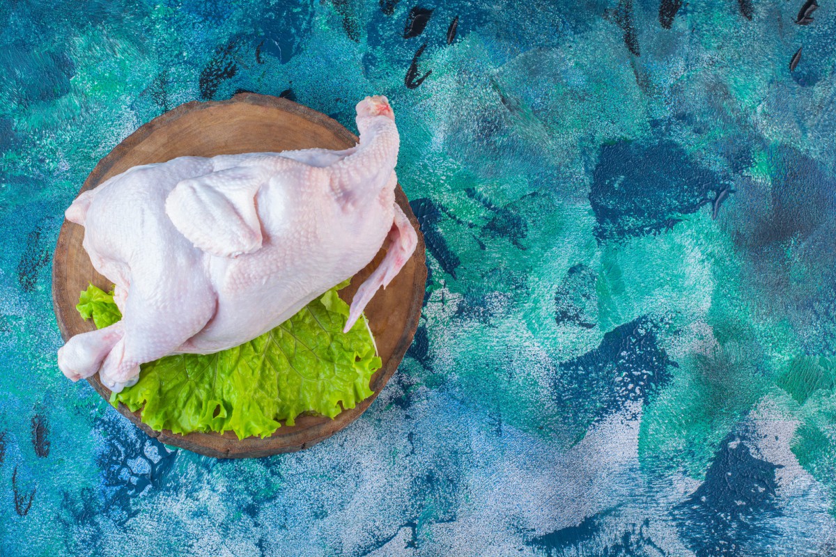 Секрет хрустящей корочки: как запечь курицу, чтобы мясо было нежным