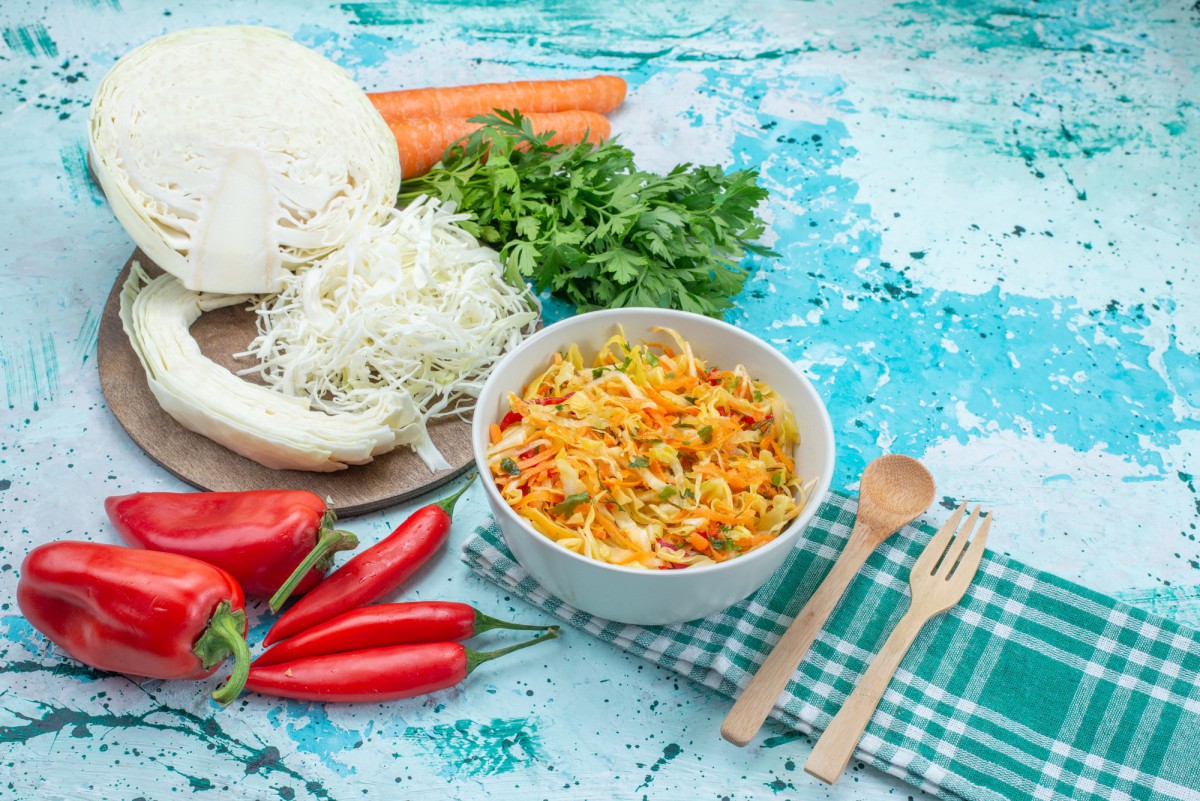 Салат из свежей капусты: новый рецепт с необычным вкусом