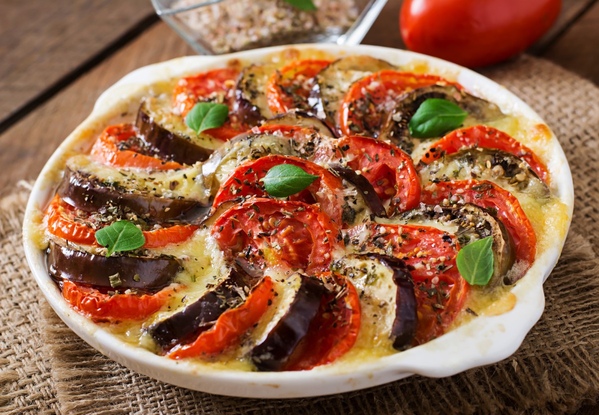 Запечённые баклажаны с сыром и помидорами: пальчики оближешь!