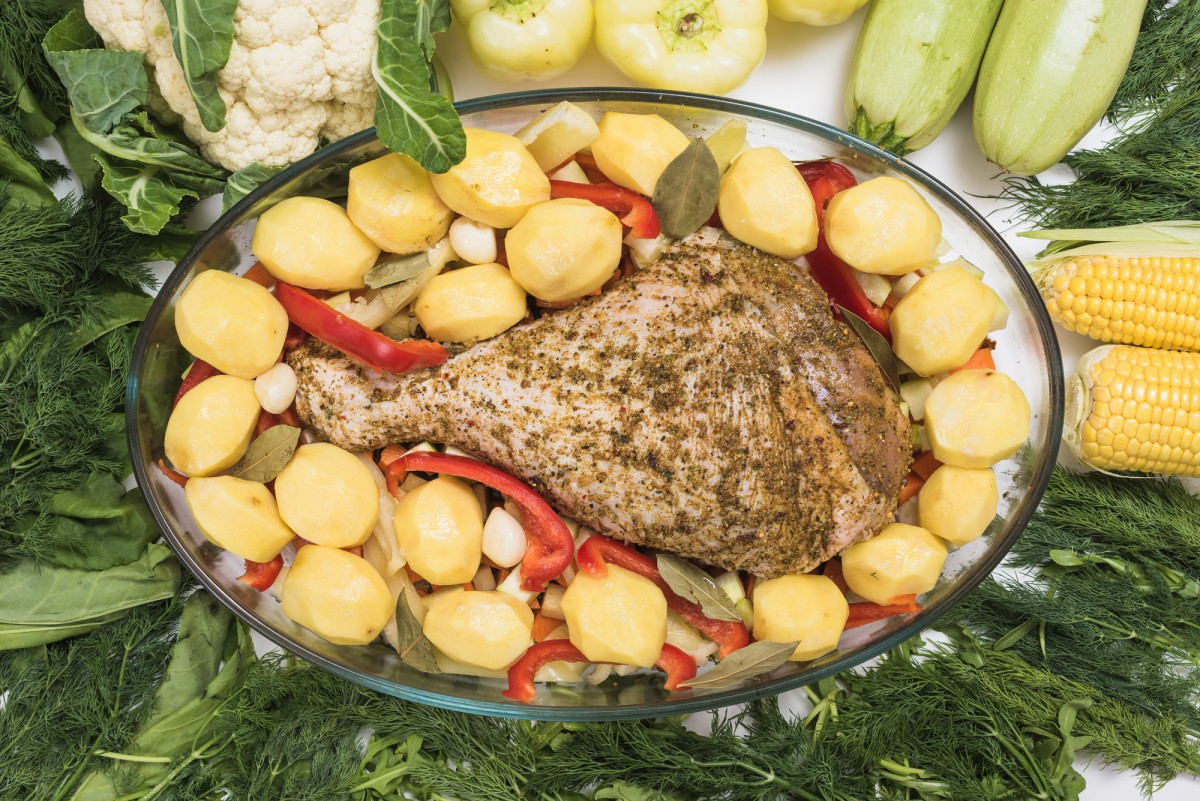 Запечённая курица с картошкой: новый взгляд на классику