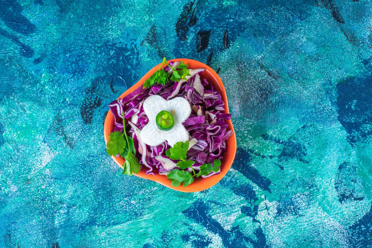 Салат с краснокочанной капустой и консервированным горошком: простой и вкусный рецепт