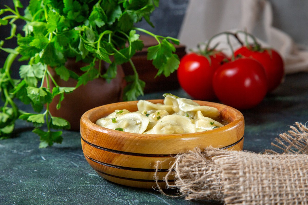 Соус из маринованного огурца и зелени: новый взгляд на пельмени