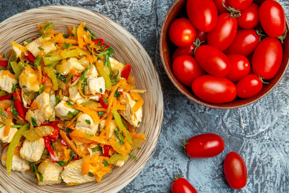 Салат из вареной курицы: пикантное блюдо, которое покорит даже самого искушённого гурмана