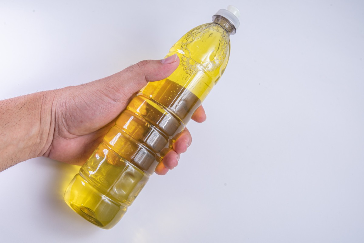 Хитрость с крышкой от масла: экономим продукт и облегчаем готовку!
