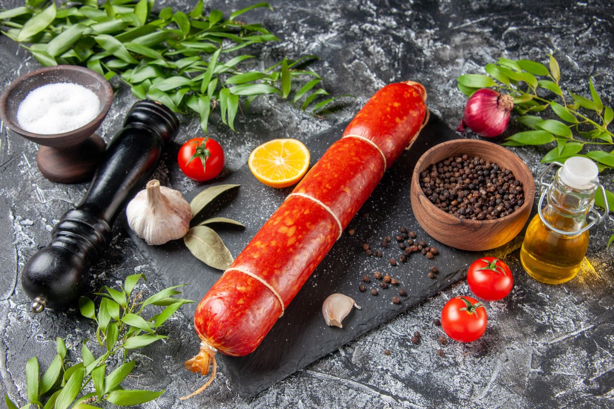 Как приготовить вкусную домашнюю колбасу из курицы: забудьте о магазинных аналогах!