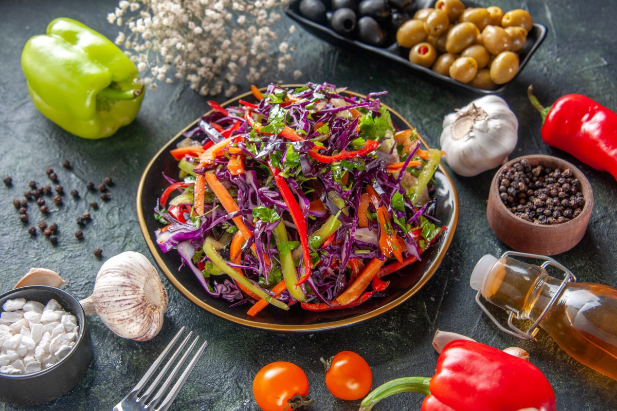 Пикантный салат из малосольных овощей: новый вкус привычного