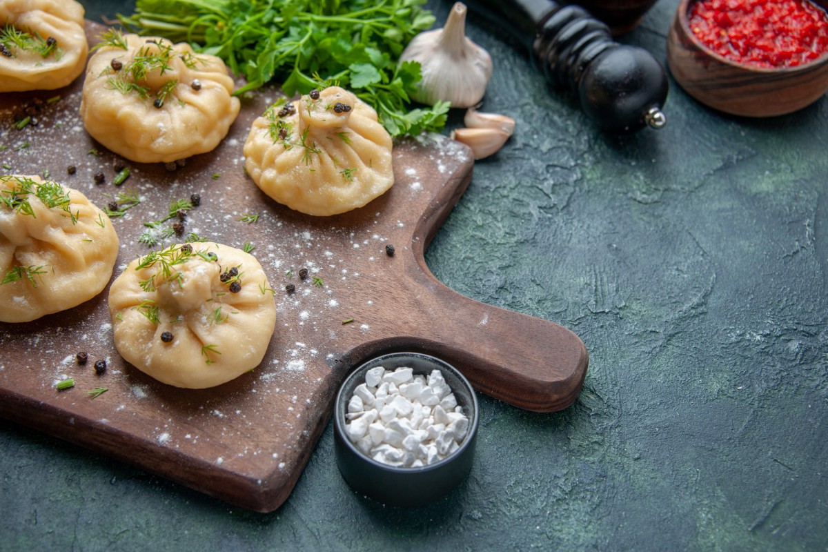 Запечённые пельмени с чесноком и пряностями: новый уровень вкуса!