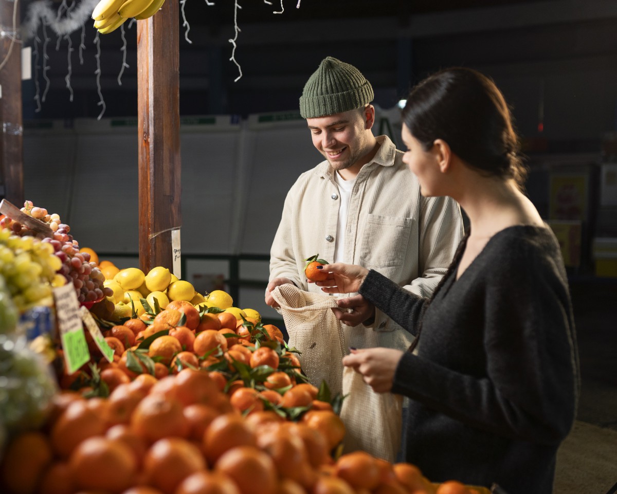 Можно ли выбирать продукты на рынке самому: разбираемся с законом