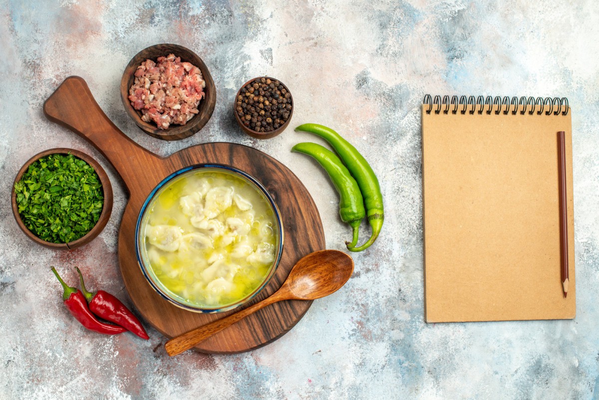 Откройте для себя новый вкус горохового супа: добавьте копчёное сало и курицу