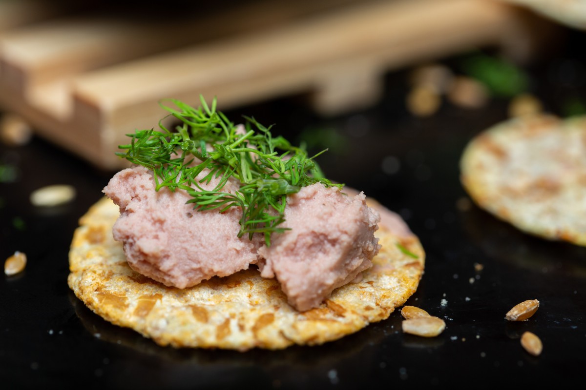 Рыбный паштет из консервов: как превратить бюджетный продукт в кулинарный шедевр