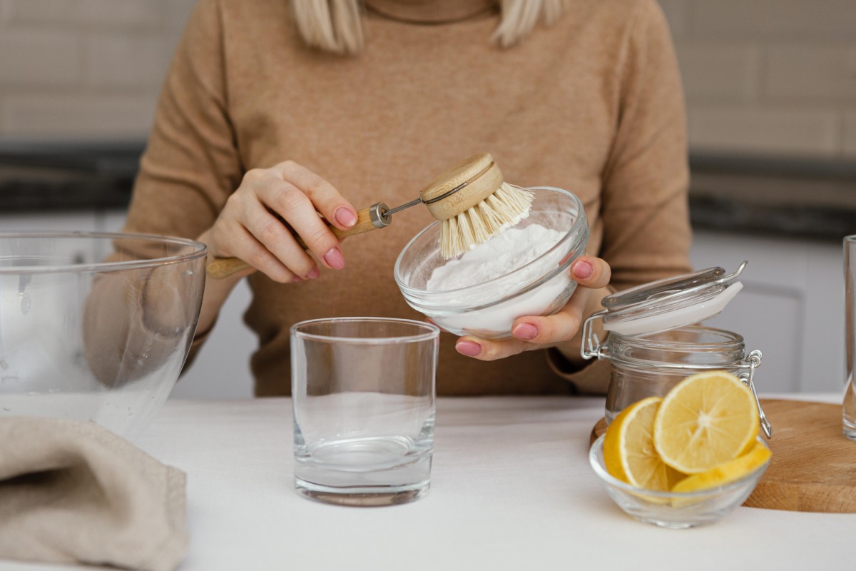 Как быстро вернуть пластиковым контейнерам первоначальный вид