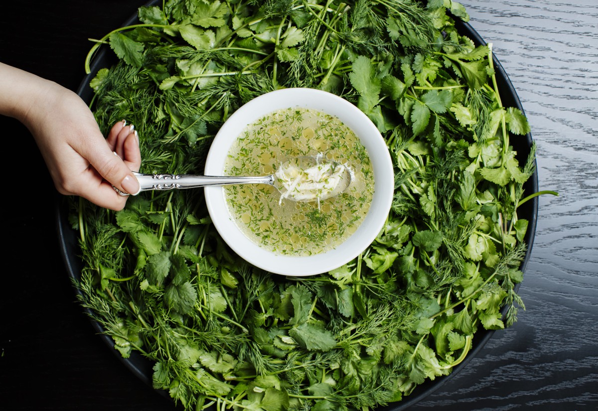 Как сохранить зелень в супе яркой и свежей