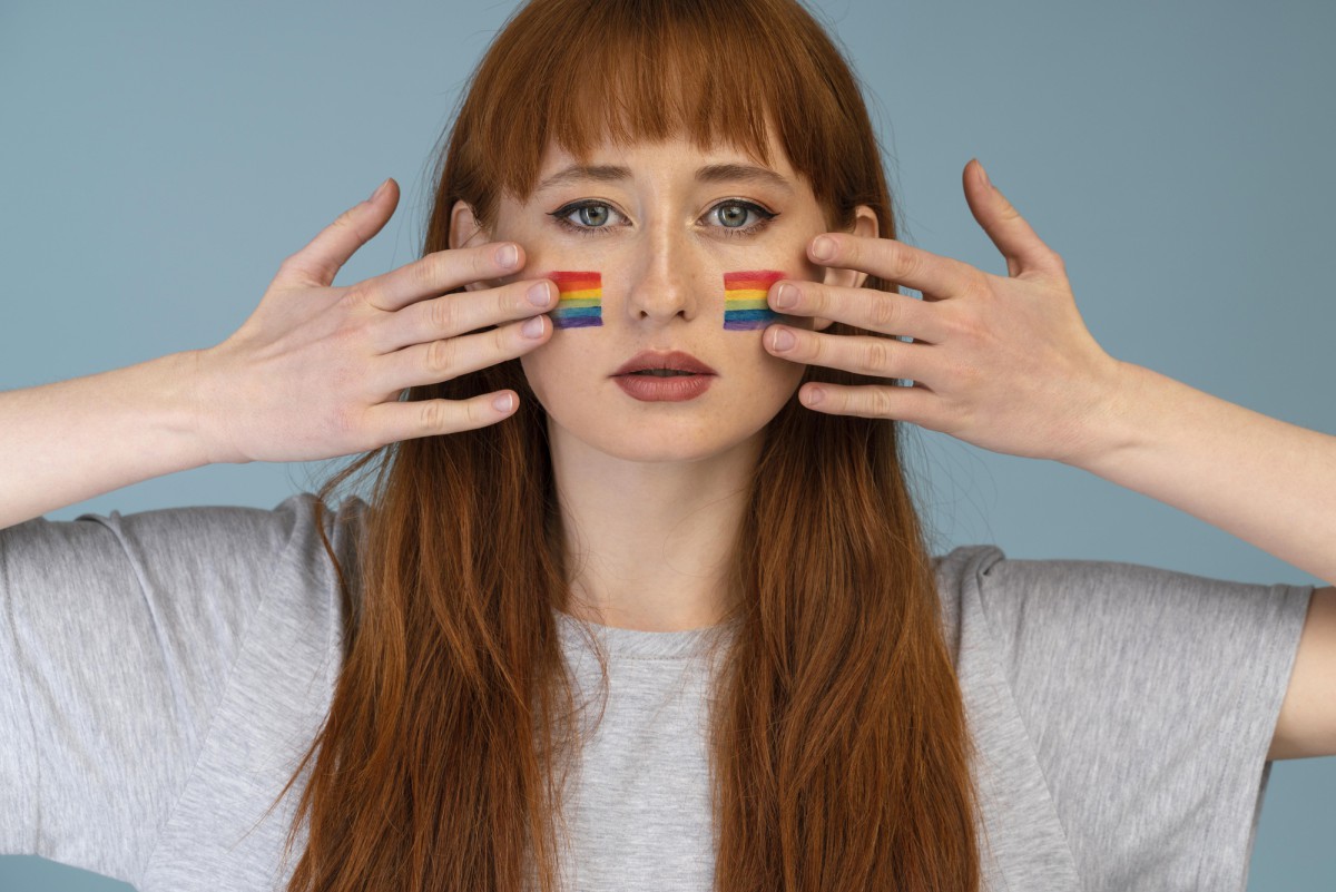 Тени для век в маникюре: новый тренд для ярких ногтей