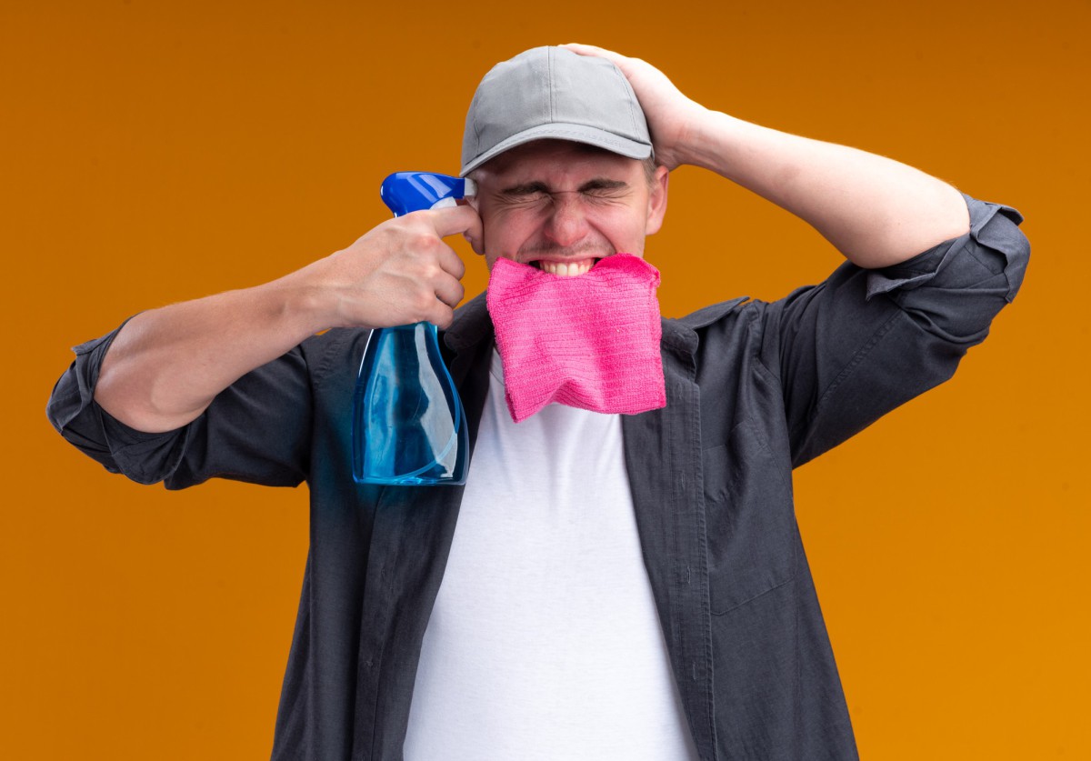 Как удалить следы пота с одежды: секретный ингредиент на кухне