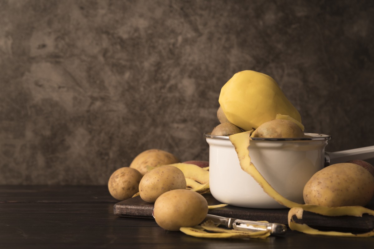 Хитрость с молоком: как сохранить очищенный картофель светлым