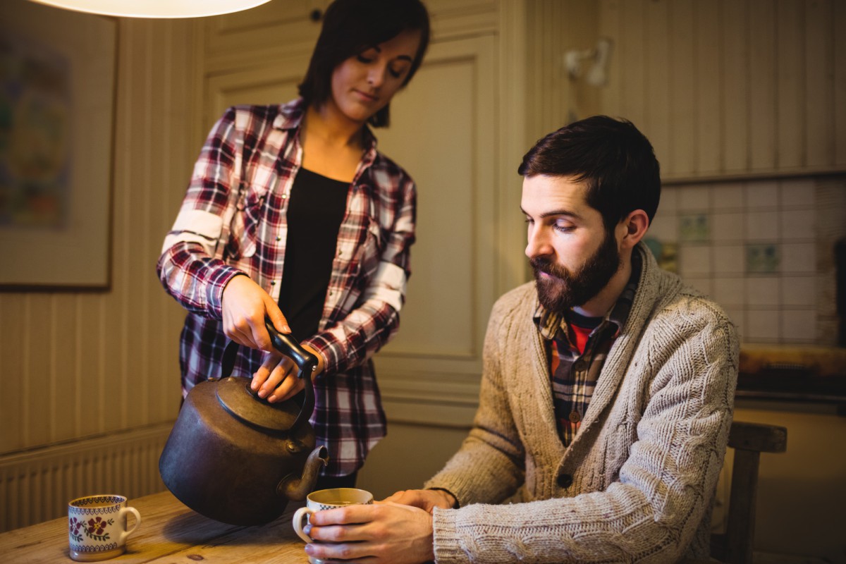 Как вернуть насыщенный цвет чёрным брюкам: простой и эффективный способ