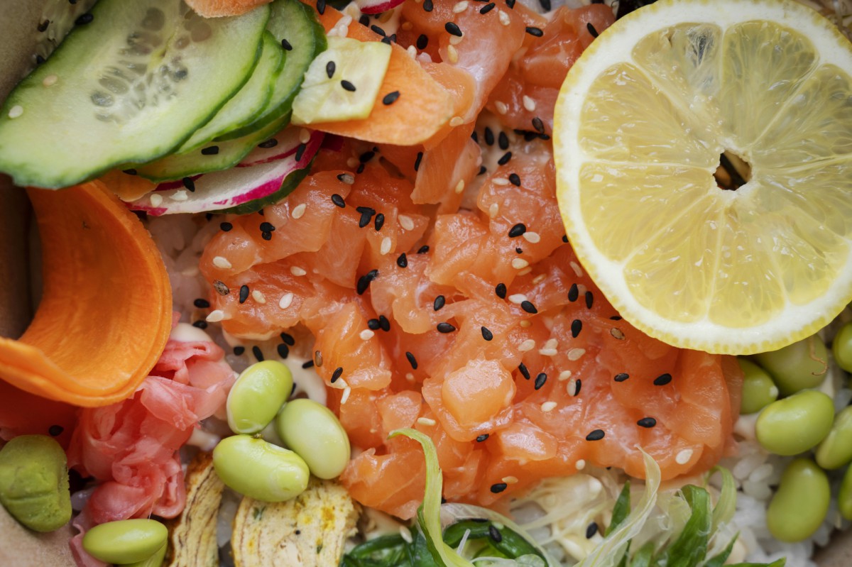 Гениальный рецепт крабового салата с грейпфрутом: порадуйте гостей новым вкусом!