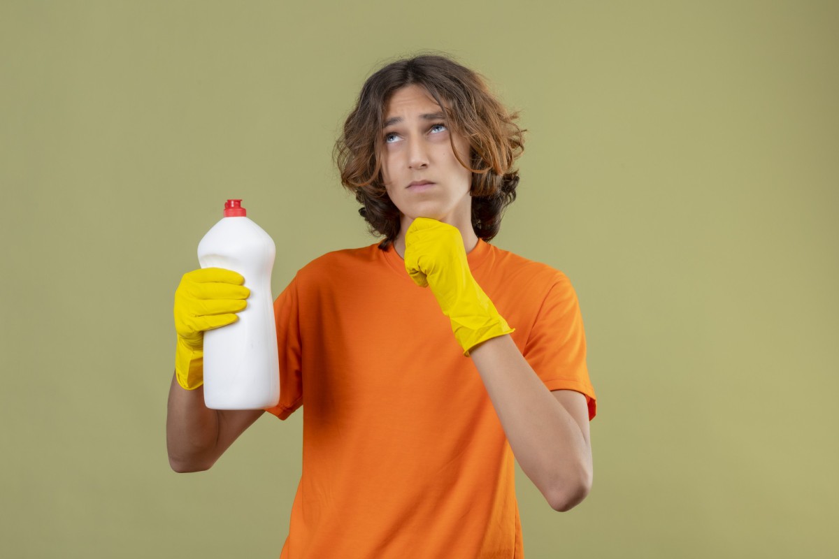 Опасные сочетания чистящих средств: что нельзя смешивать при уборке