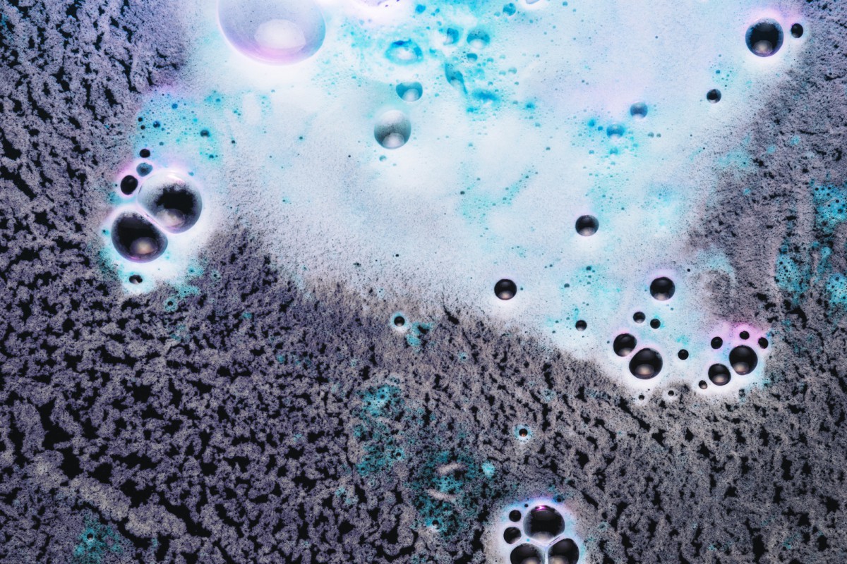 Как помыть натяжной потолок без разводов и химии