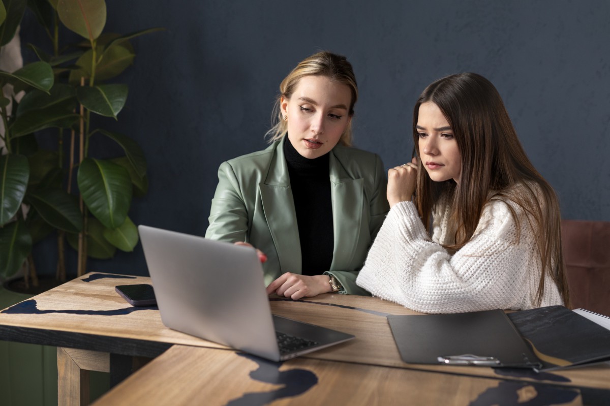 Как флиртовать с коллегой: советы психолога