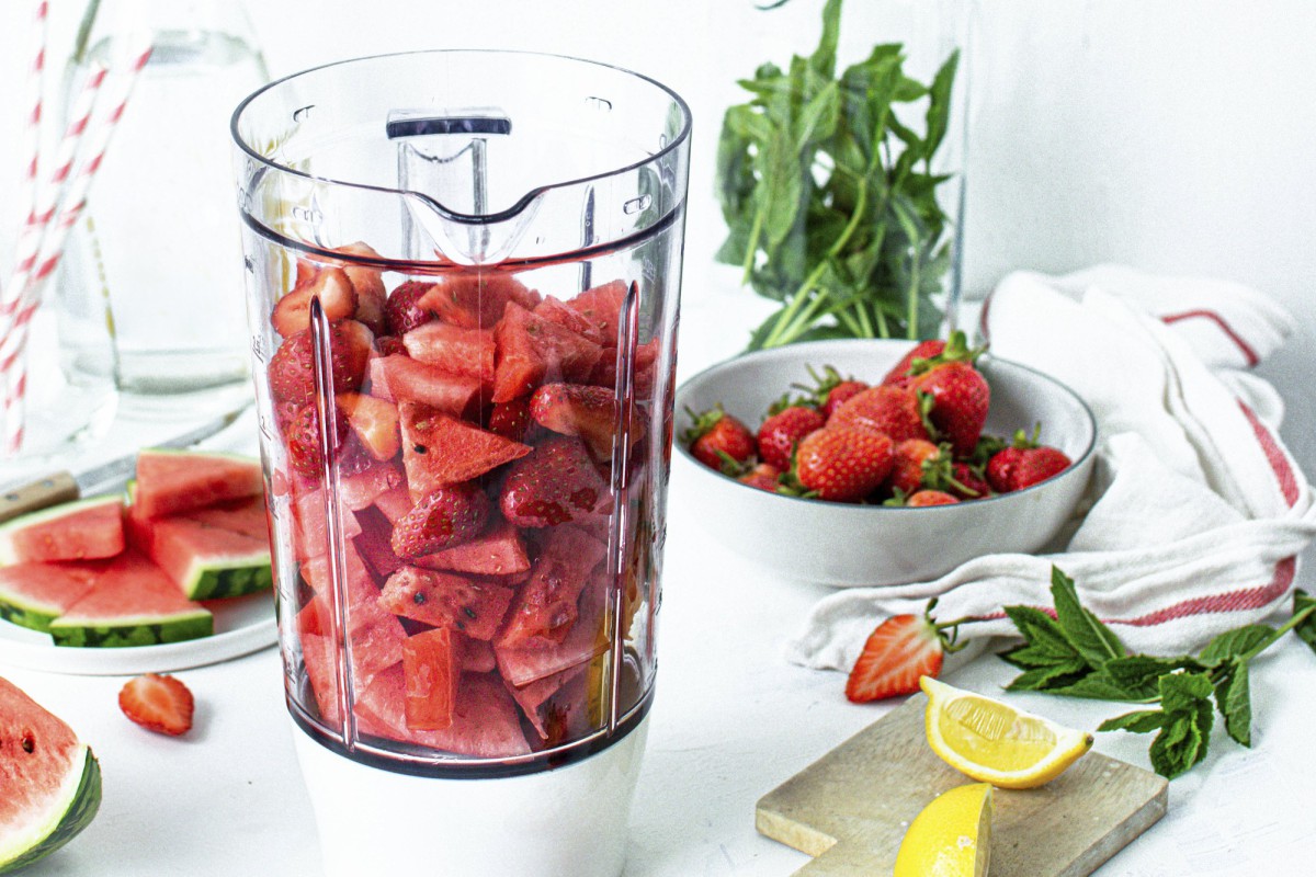 Как не выбрасывать помятую клубнику: простой рецепт соуса