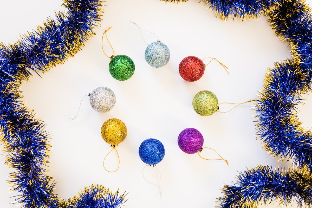 Как легко восстановить пышность новогодней мишуры: проверенные методы