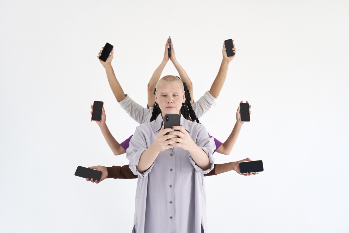 Как привычка держать телефон раскрывает характер