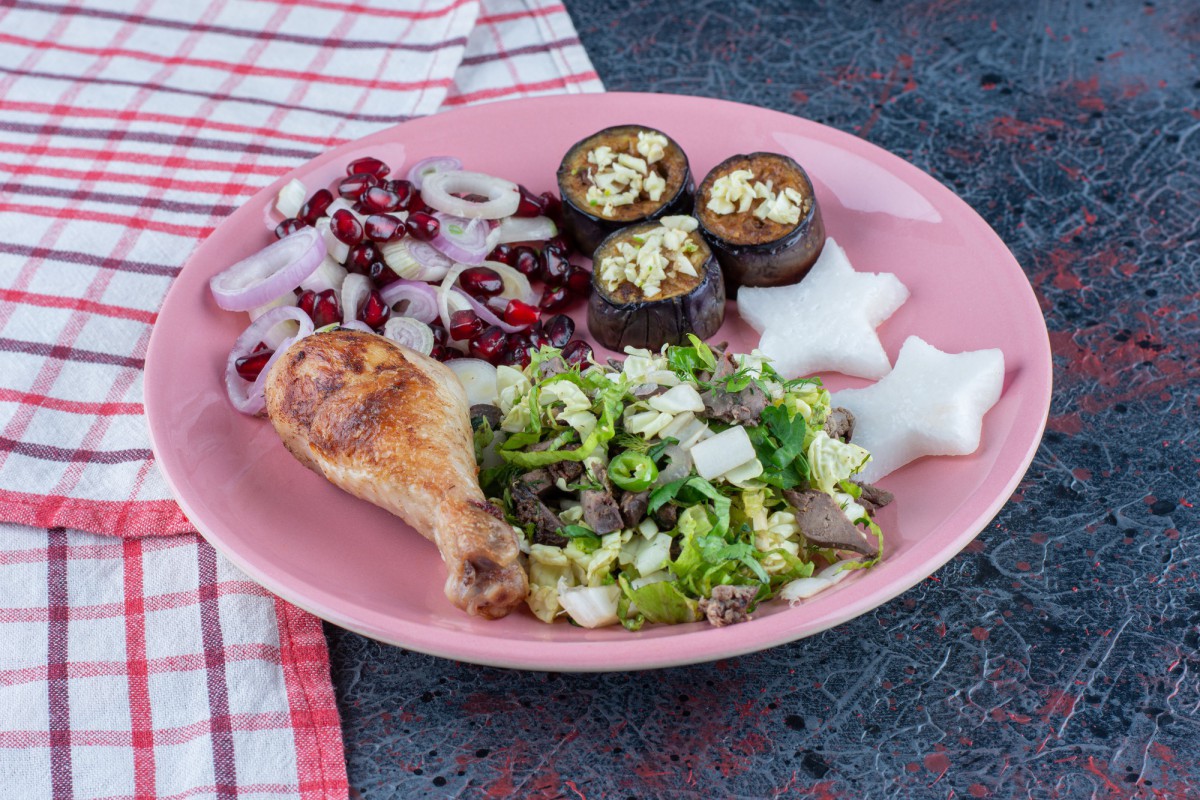 Салат с курицей и черносливом: быстрый и сытный обед