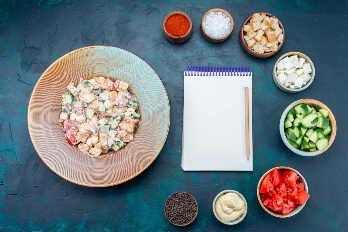 Бюджетный салат из СССР: 3 простых ингредиента к печени трески