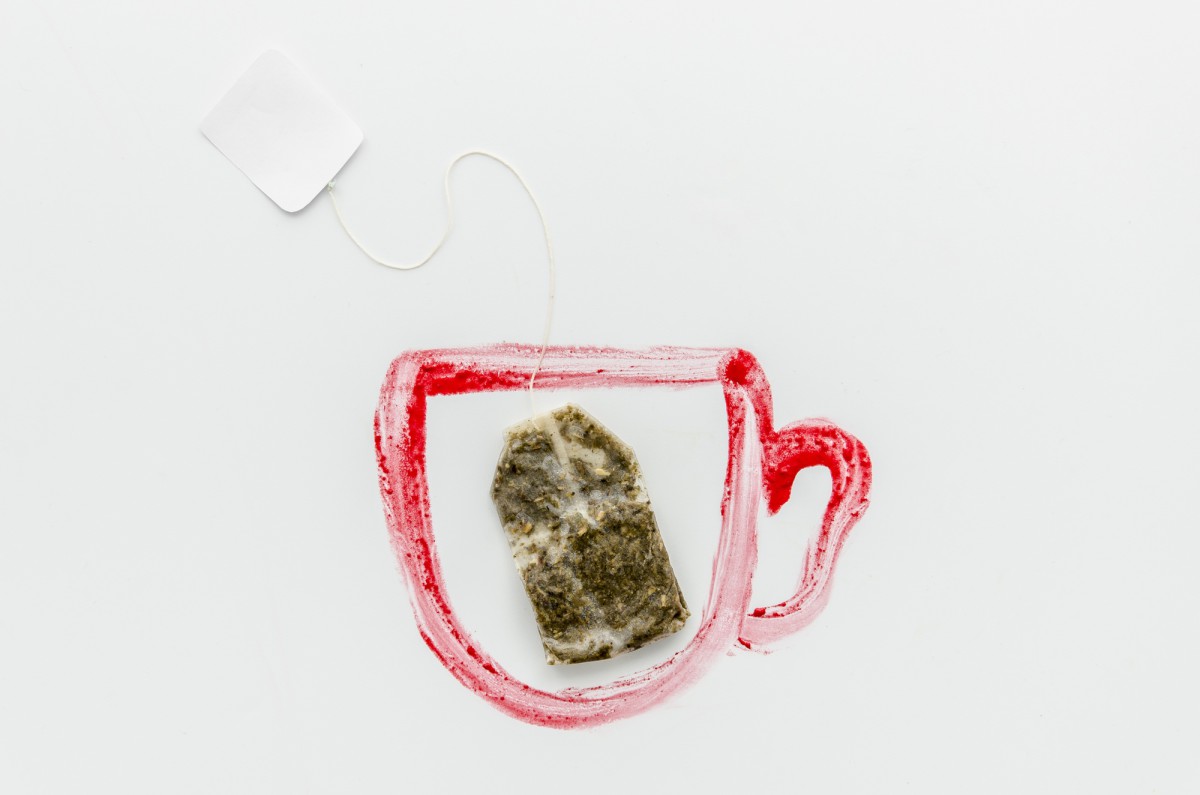 Хитрость с чайным пакетиком: как убрать жир с посуды без лишних усилий