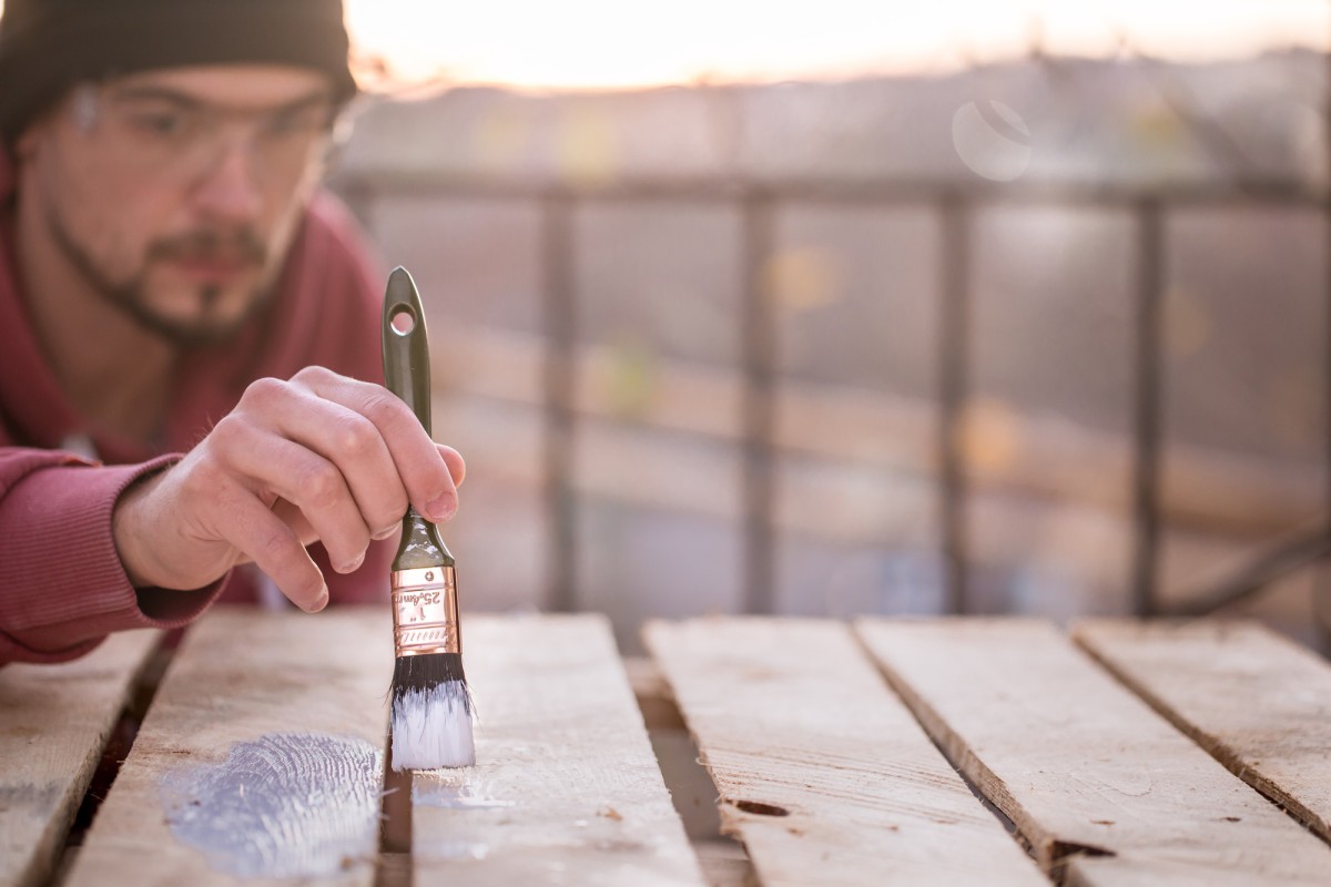 Как защитить себя от краски во время ремонта на даче