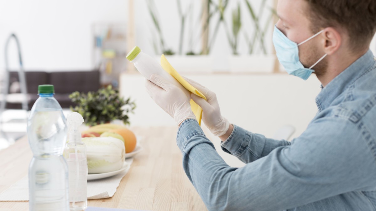 Как убрать липкий налёт на кухне: простой способ с нашатырным спиртом