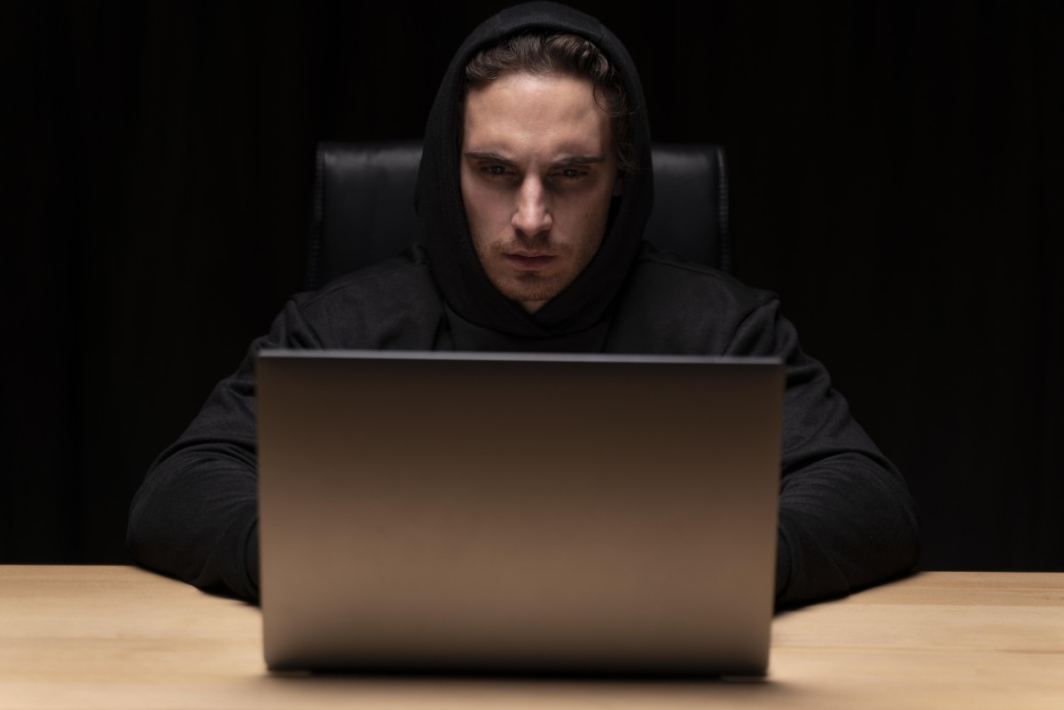 Как не попасть в лапы новогодних мошенников: советы эксперта