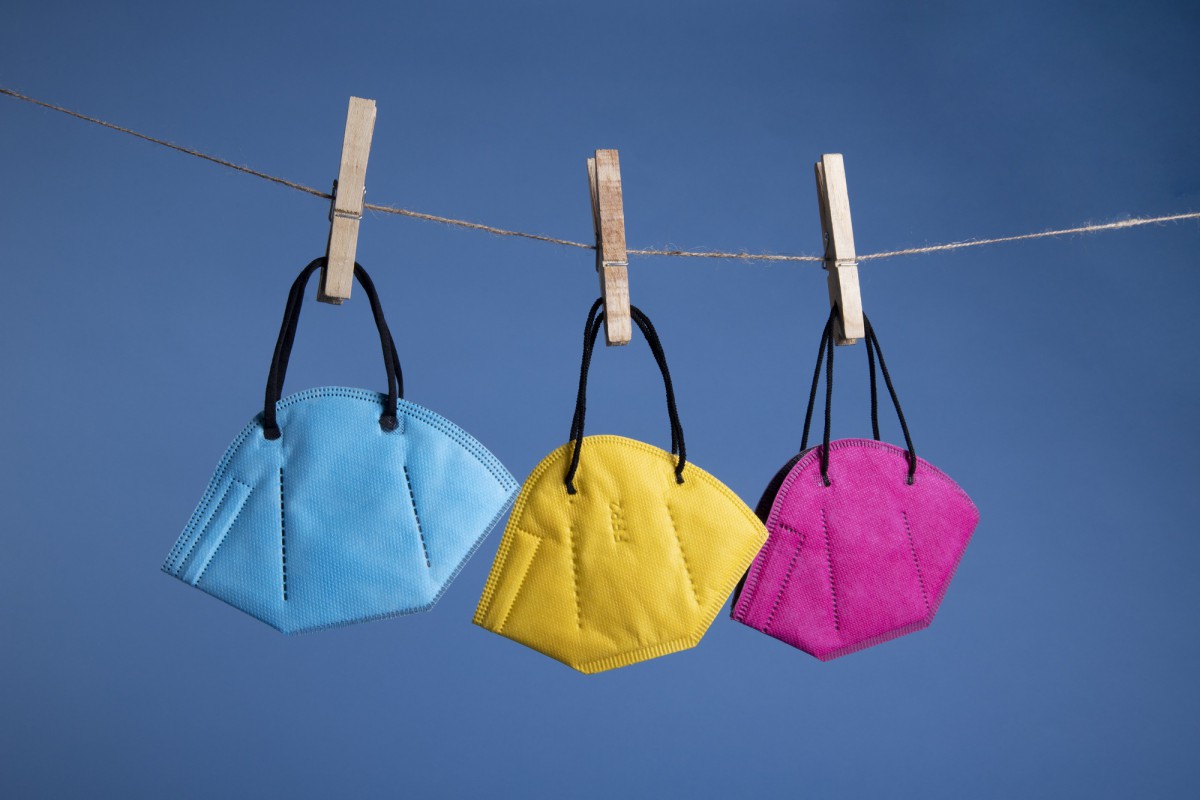 Как надёжно закрепить одежду на плечиках: 3 необычных способа