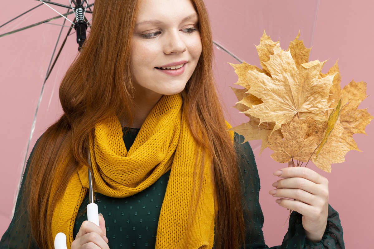 Платки — новый тренд осени 2022: как носить и не выглядеть старомодно