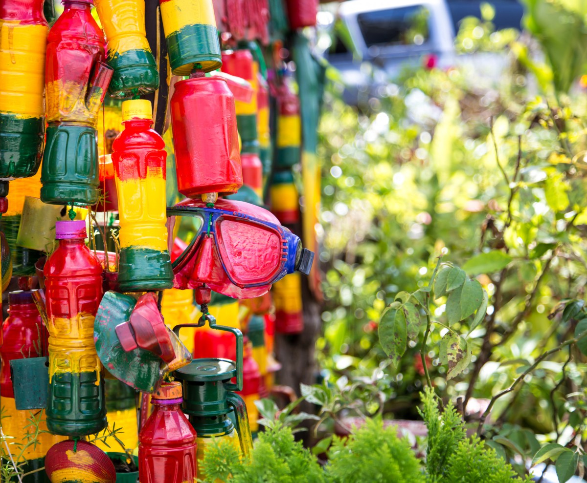 Пластиковые бутылки на даче: 3 необычных способа применения