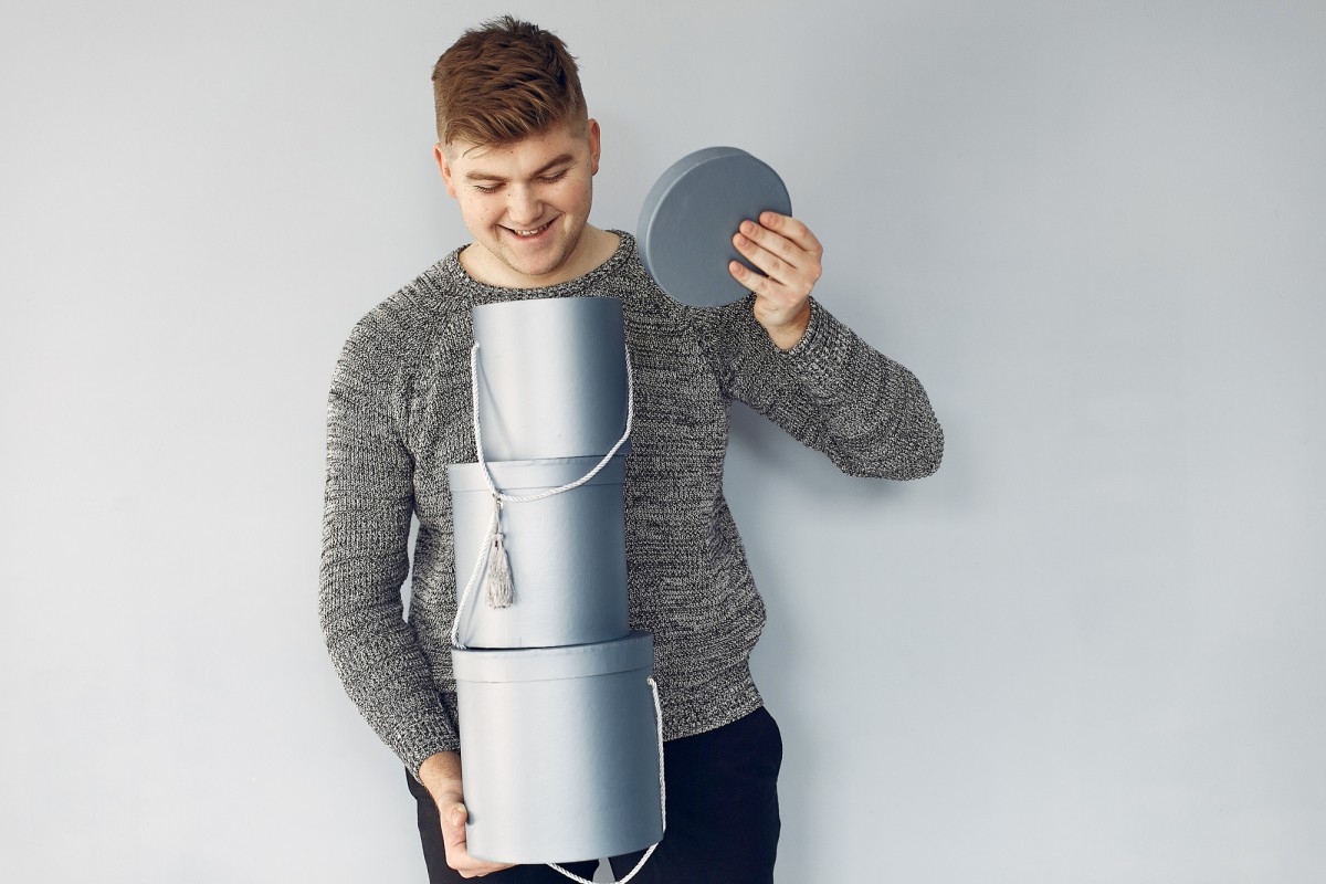 Как убрать жирный налёт вокруг выключателя: простой способ с утюгом