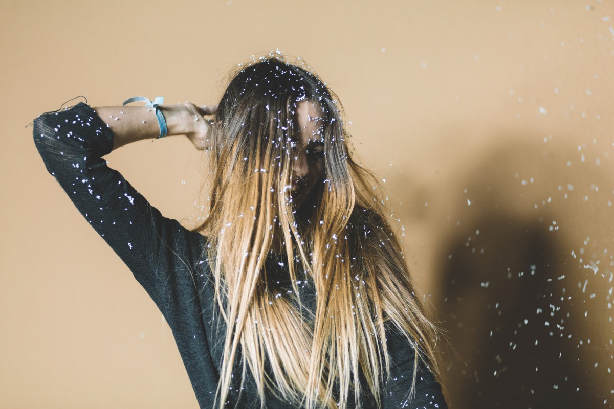 Почему горячая вода вредит волосам: советы трихолога