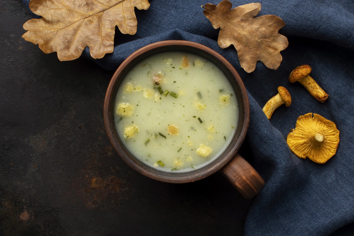 Лисички в горшочках: изысканный суп для всей семьи