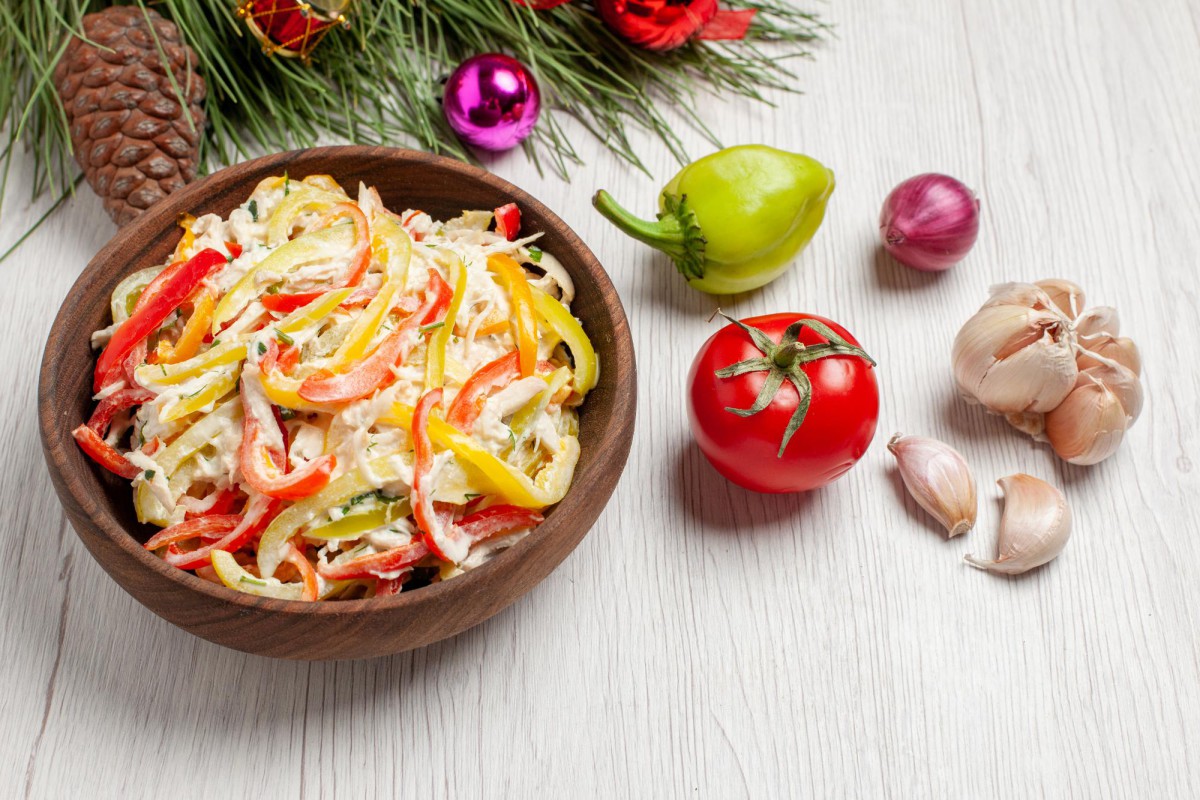 Тёплый салат из фунчозы с грибами: пикантное блюдо для всей семьи