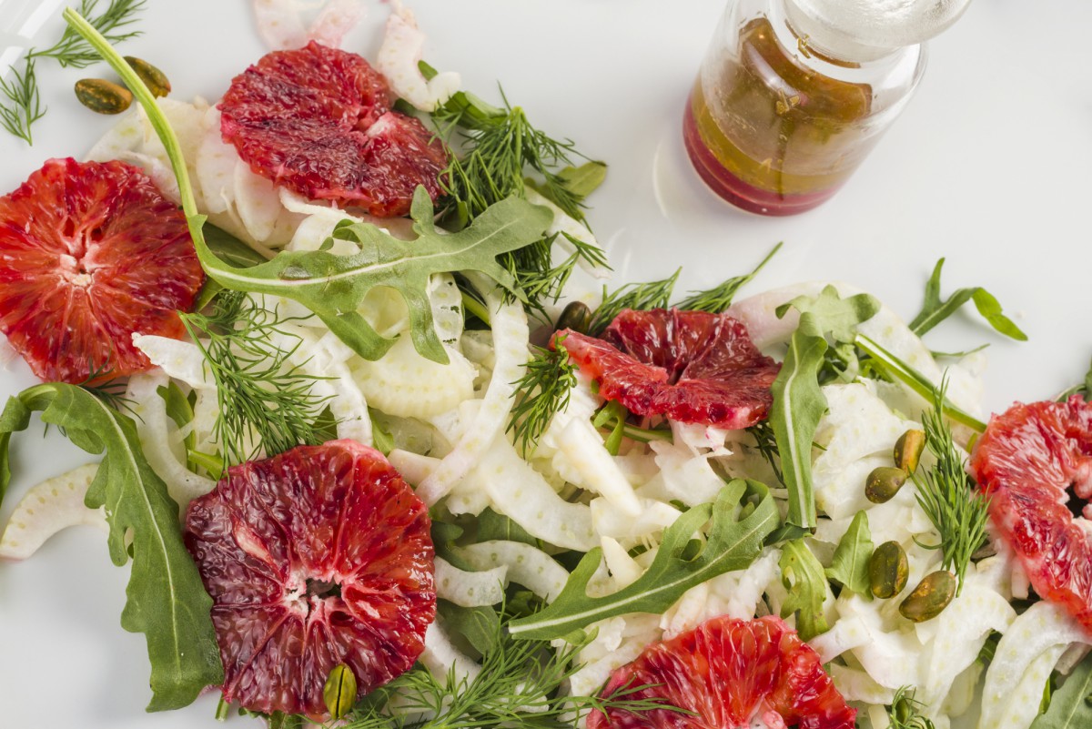 Бюджетный салат с крабовыми палочками и помидорами: вкусно и просто