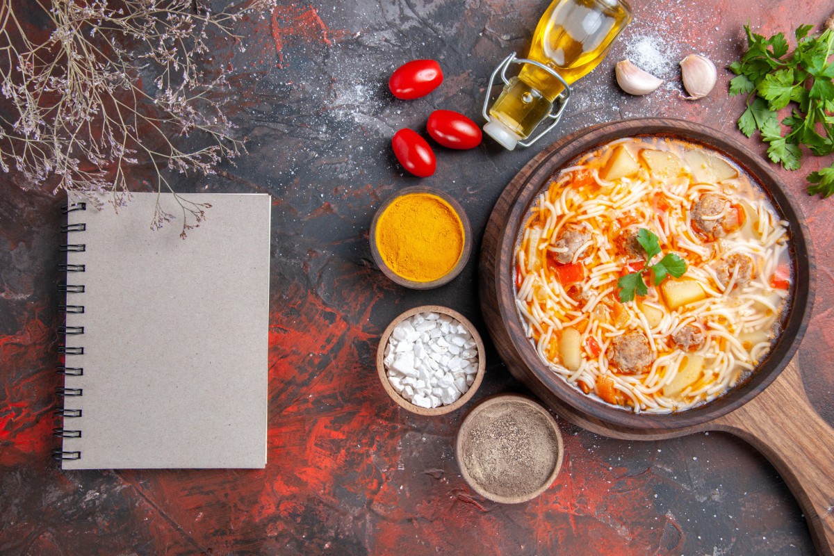 Секреты насыщенного цвета тушёной капусты: что добавить вместо моркови